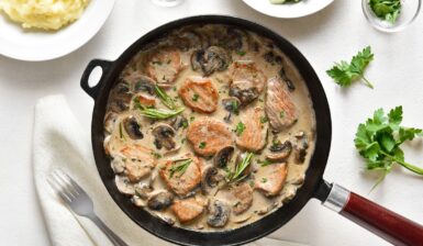 Mușchiuleț de porc cu ciuperci în sos cremos, în tigaie