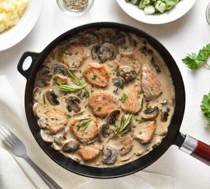 Mușchiuleț de porc cu ciuperci în sos cremos, în tigaie