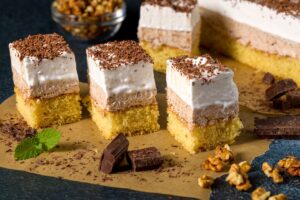 Porții depandișpan cu cremă de nuci și frișcă