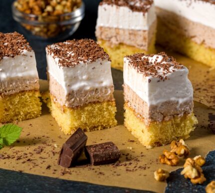 Porții depandișpan cu cremă de nuci și frișcă