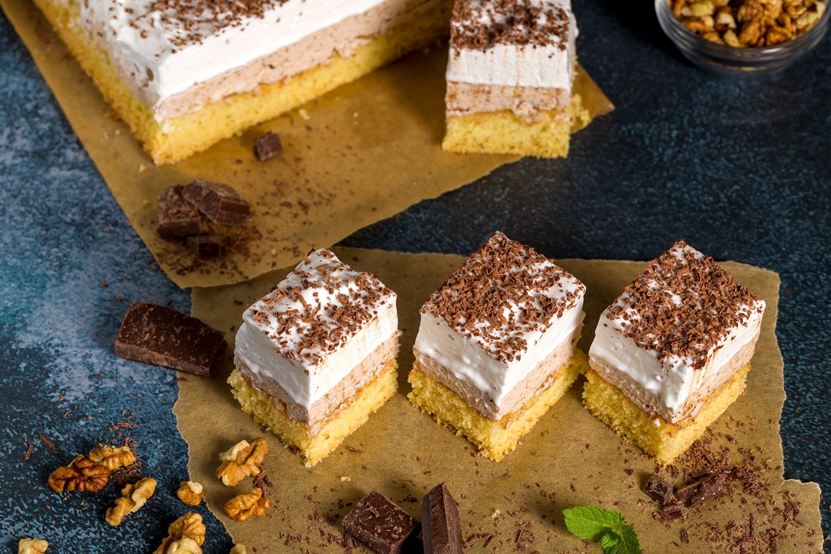 Pandișpan cu cremă de nuci și frișcă porționat