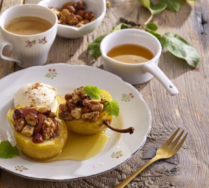 Pere coapte cu miere și umplute cu nuci și alune