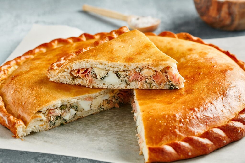 Plăcintă cu somon, ouă fierte și verdețuri porționată