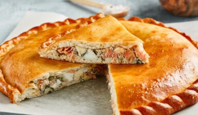 Plăcintă cu somon, ouă fierte și verdețuri porționată