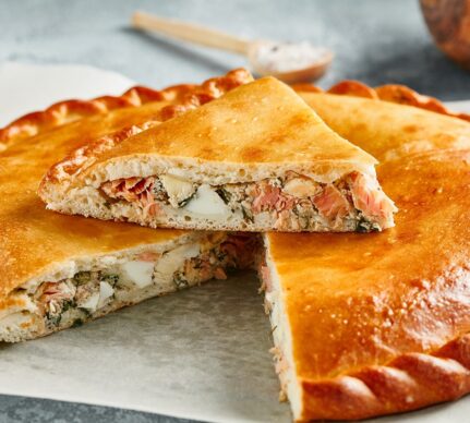 Plăcintă sărată cu somon, ouă fierte și verdețuri