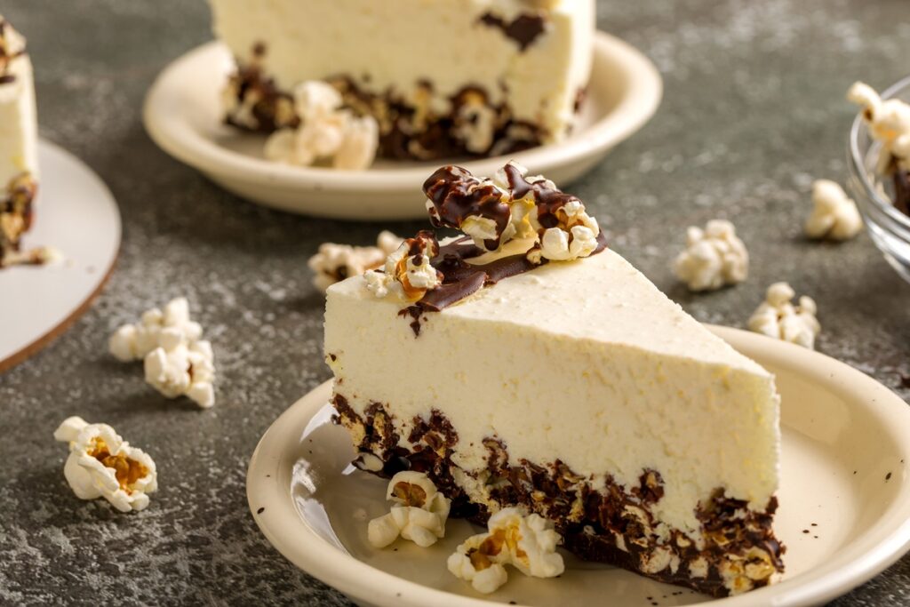 Porții de cheesecake fără coacere cu popcorn și ciocolată