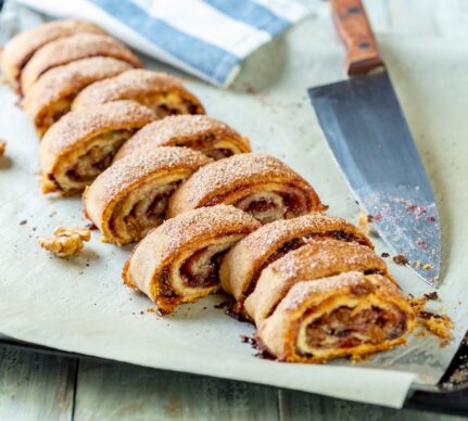 Ruladă fragedă cu gem și nuci