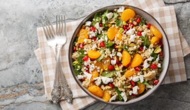 Salată de quinoa cu portocale, rodie, brânză feta și fistic