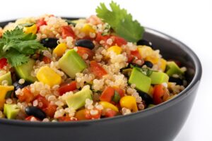 Salată mexicană cu quinoa și avocado