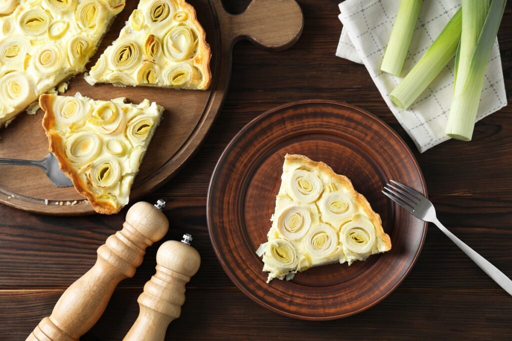 Porții de tartă cu brânză și praz