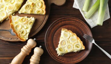 Porții de tartă cu brânză și praz