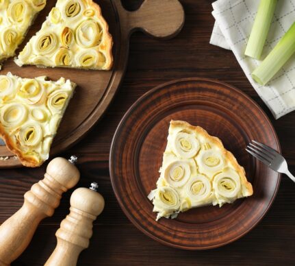 Porții de tartă cu brânză și praz