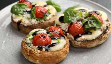 Trei ciuperci umplute cu brânză, roșii cherry și reducție de oțet balsamic