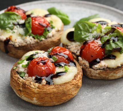 Trei ciuperci umplute cu brânză, roșii cherry și reducție de oțet balsamic