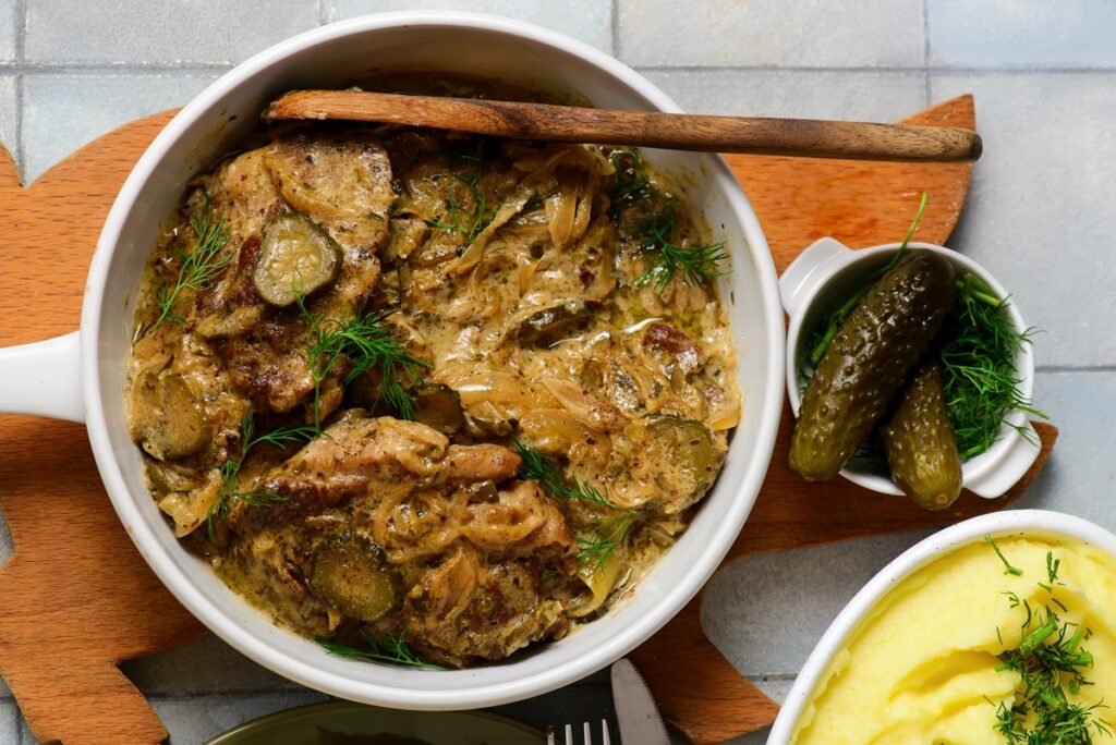 Varză călită cu friptură de porc și castraveți acri