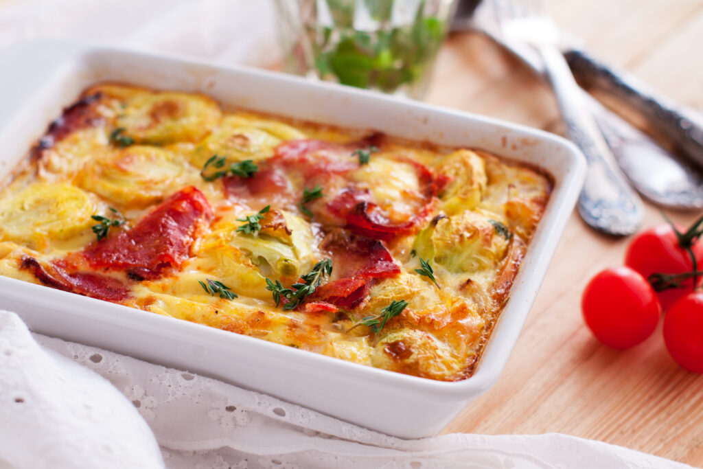 Cartofi gratinați cu bacon și varză de Bruxelles