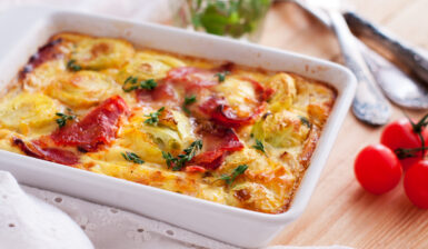 Cartofi gratinați cu bacon și varză de Bruxelles