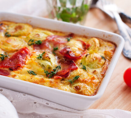 Cartofi gratinați cu bacon și varză de Bruxelles