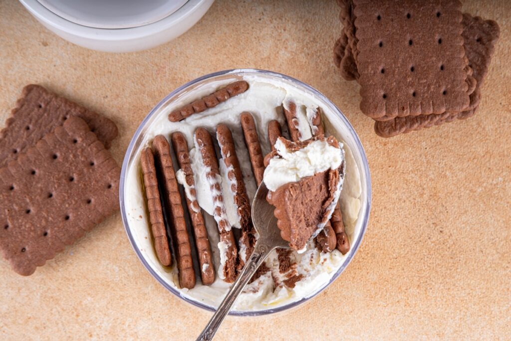 Japanese viral cheesecake în bol de sticlă și în lingură