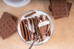 Japanese viral cheesecake în bol de sticlă și în lingură