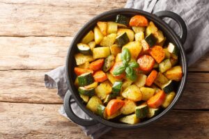 Cartofi cu morcovi și dovlecei preparați la cuptor cu ierburi aromate