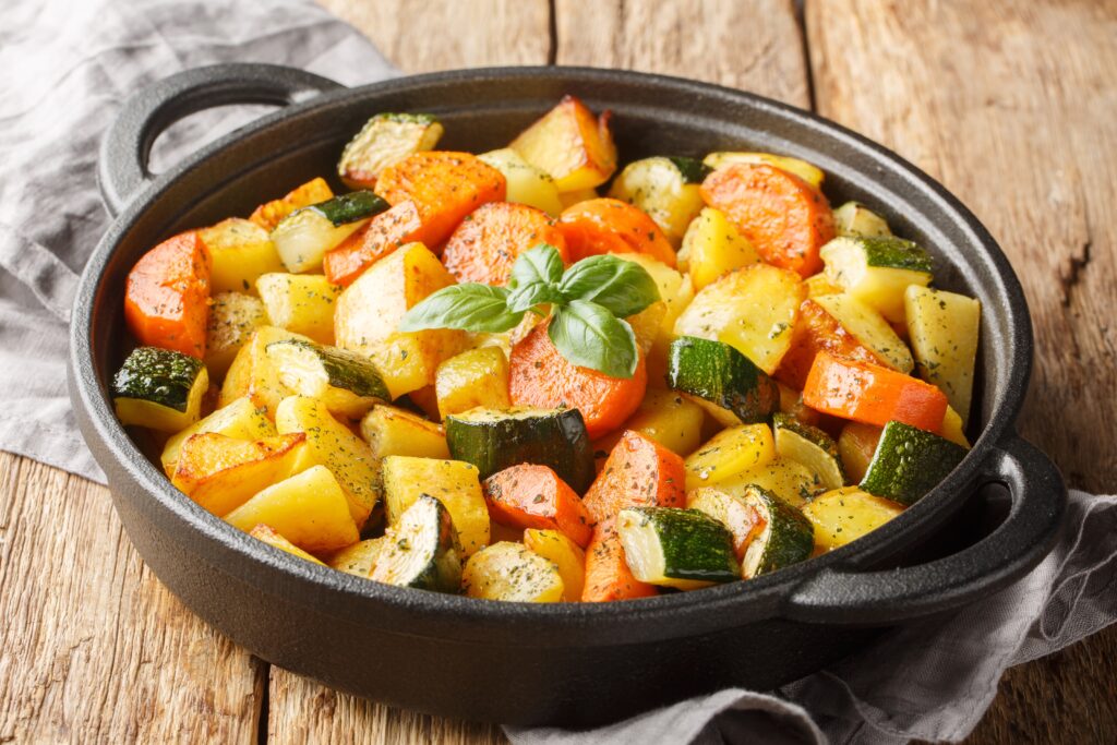 Legume preparate la cuptor, în vas negru