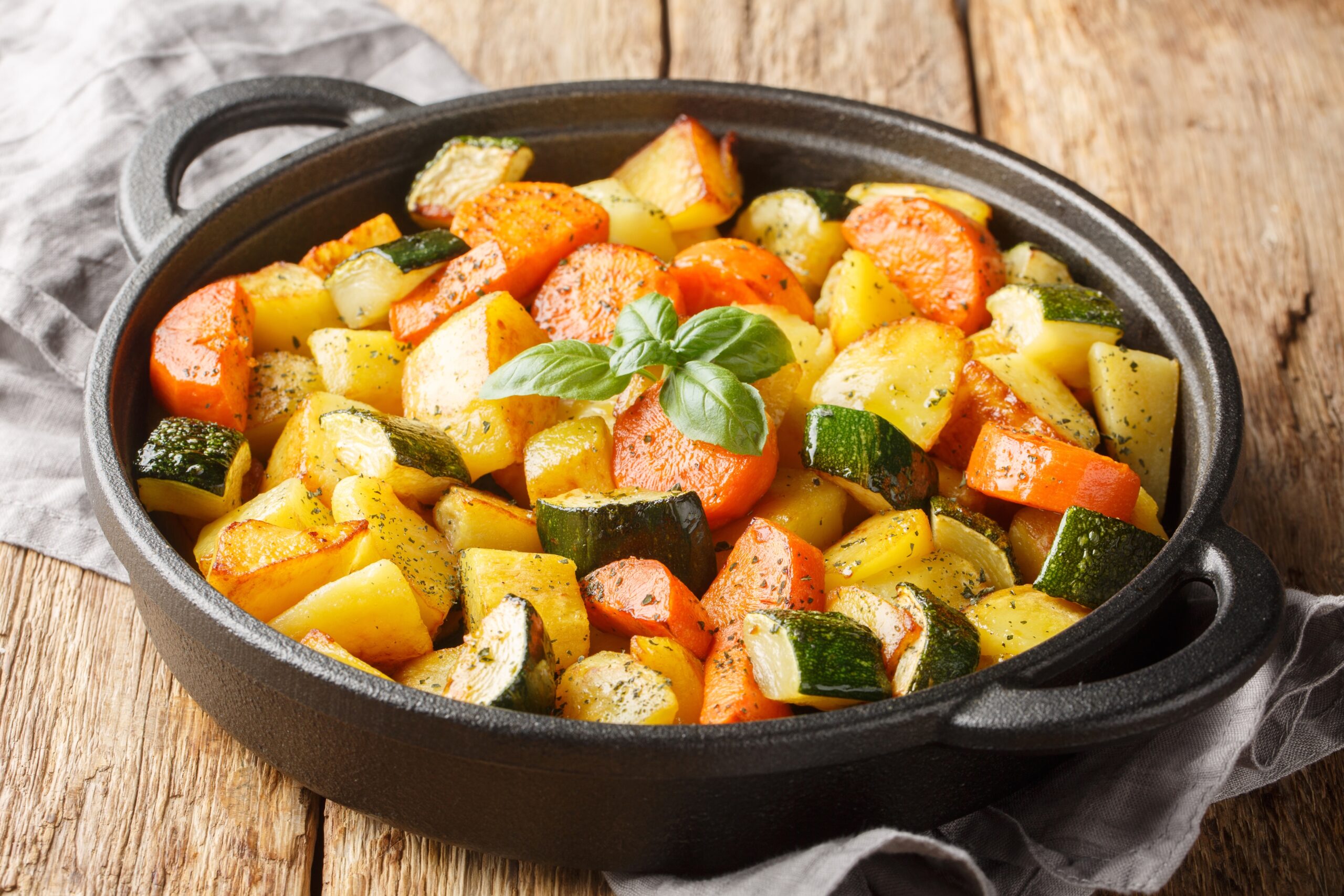 Legume preparate la cuptor, în vas negru