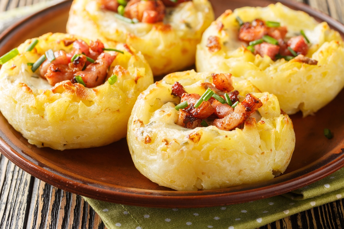 Patru cuiburi din piure de cartofi cu brânză și bacon