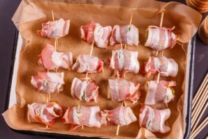 Ficăței în bacon pe hârtie de copt într-o tavă