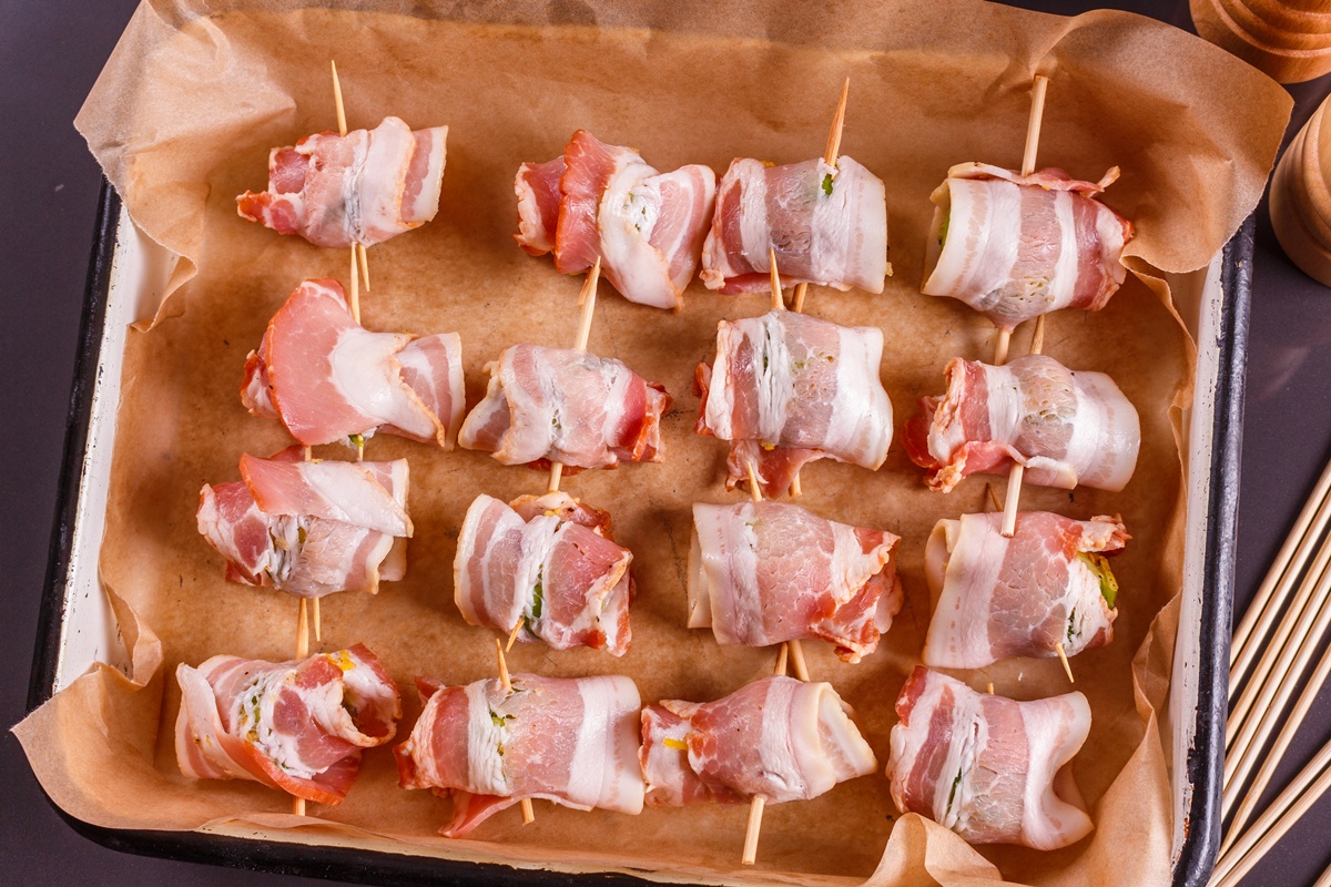 Ficăței în bacon pe hârtie de copt într-o tavă