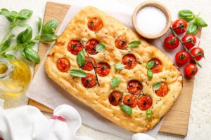 Focaccia cu roșii cherry și busuioc