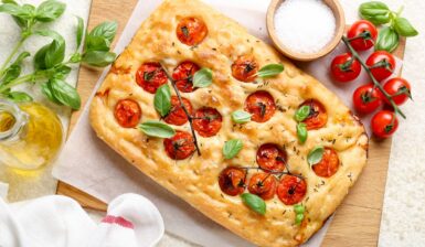 Focaccia cu roșii cherry și busuioc