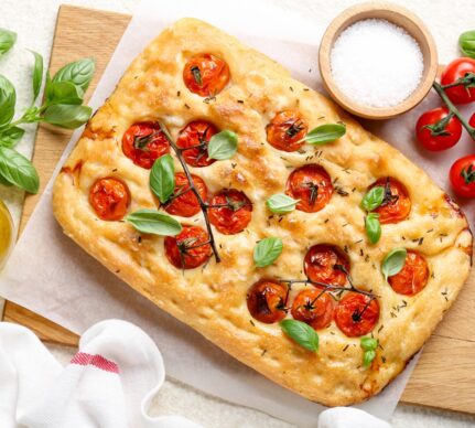 Focaccia cu roșii cherry și busuioc