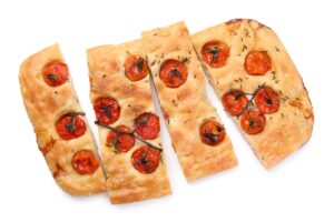 Focaccia cu roșii cherry și busuioc porționată