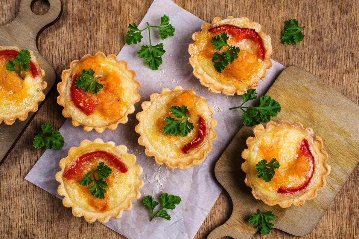 Mini tarte sărate cu brânză și ardei copt