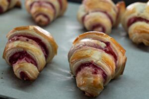 Mini croissante cu gem de căpșuni