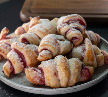 Mini croissante cu gem de căpșuni pe o farfurie