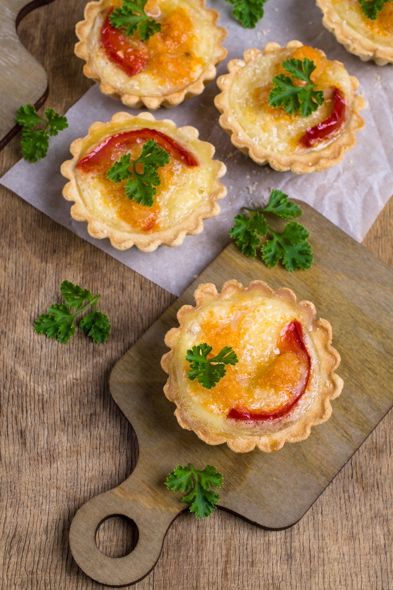 Mini tarte cu brânză și ardei copt
