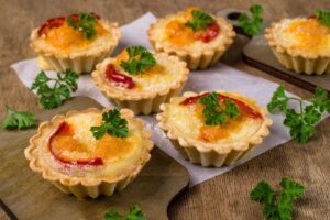 Mini tarte cu brânză și ardei copt