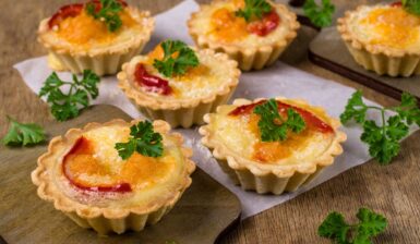 Mini tarte cu brânză și ardei copt