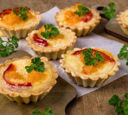 Mini tarte cu brânză și ardei copt