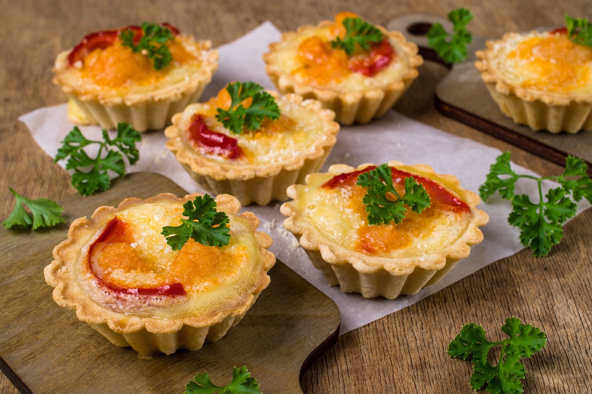 Mini tarte cu brânză și ardei copt