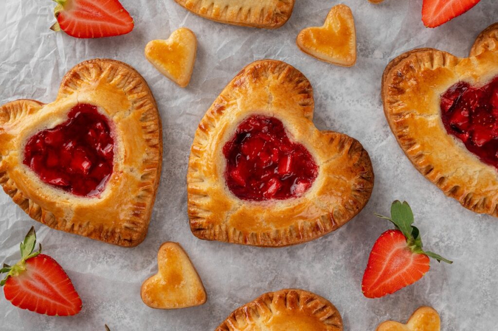 Mini tarte cu căpșuni, din aluat foietaj