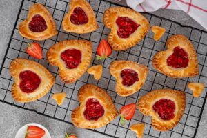 Mini tarte inimioare din foietaj cu căpșuni pe un grătar