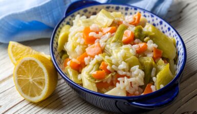 Orez cu praz și morcovi, de post în bol, alături de o lămâie secționată