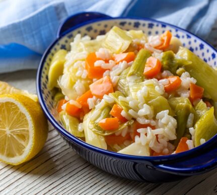 Orez cu praz și morcovi, de post în bol, alături de o lămâie secționată