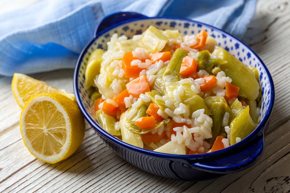 Orez cu praz și morcovi, de post în bol, alături de o lămâie secționată