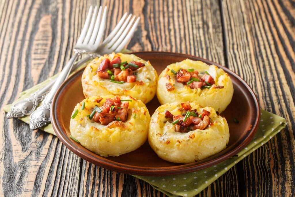 Patru cuiburi de cartofi cu brânză și bacon