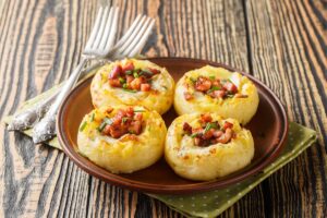 Patru cuiburi de cartofi cu brânză și bacon