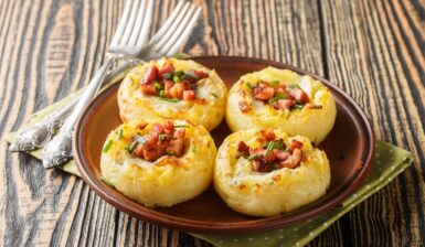 Patru cuiburi de cartofi cu brânză și bacon